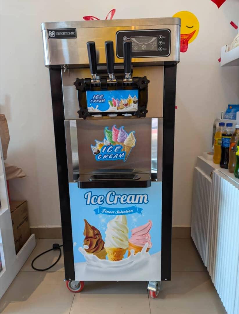 Mashine ya Soft Serve Ice Cream 3 Heads 1950W - Picha ya Kweli