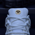 Crystal Sneaker - Detail ya Rhinestones na Gold Medusa